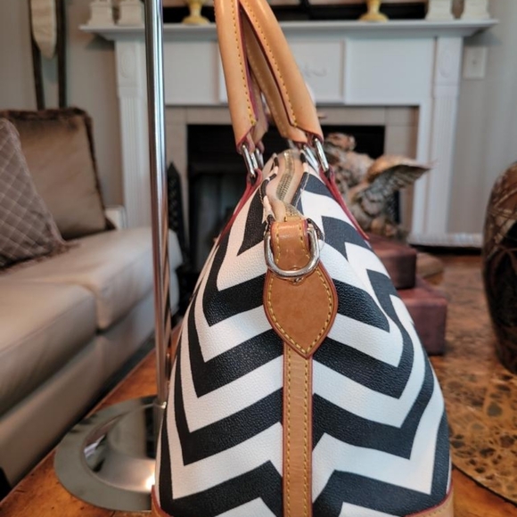 Dooney and Bourke Chevron leather bag - Picture 3 of 16